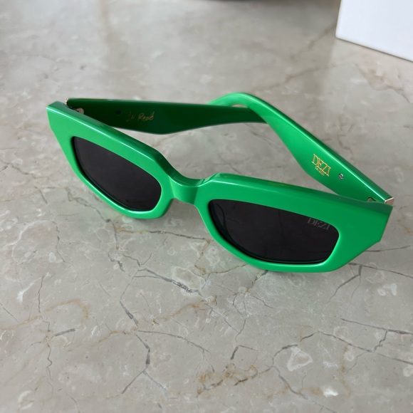 Dezi On Read Sunglasses - Picture 4 of 5